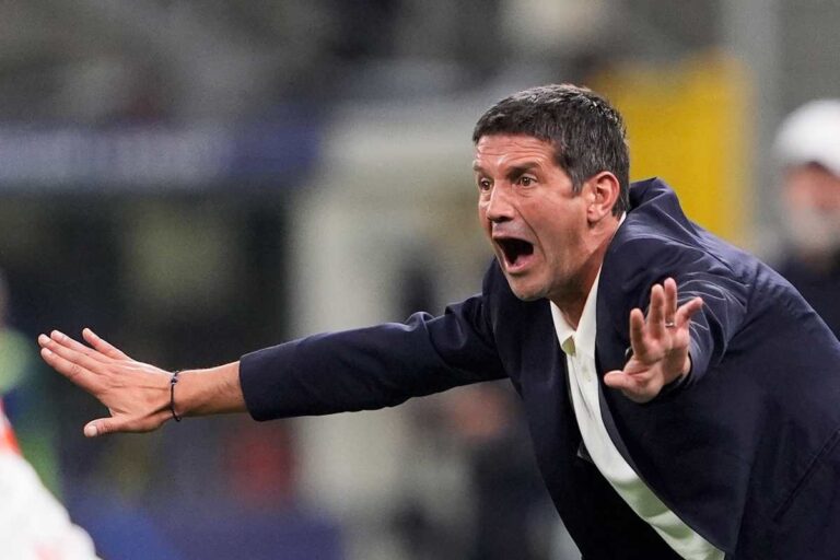 L’allenatore dell’Inter Cristian Chivu gesticola e dà indicazioni dalla panchina durante una partita di Serie A 2025/2026.