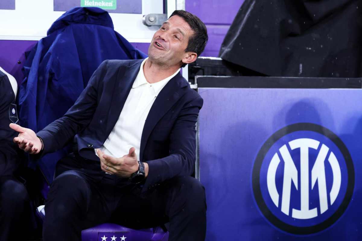 Cristian Chivu, allenatore dell’Inter, sorride e gesticola in panchina durante una partita della stagione 2025/26.