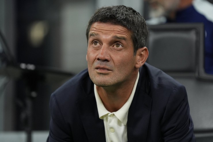 Cristian Chivu, allenatore dell’Inter, osserva concentrato dalla panchina durante una partita di Serie A 2025/26.