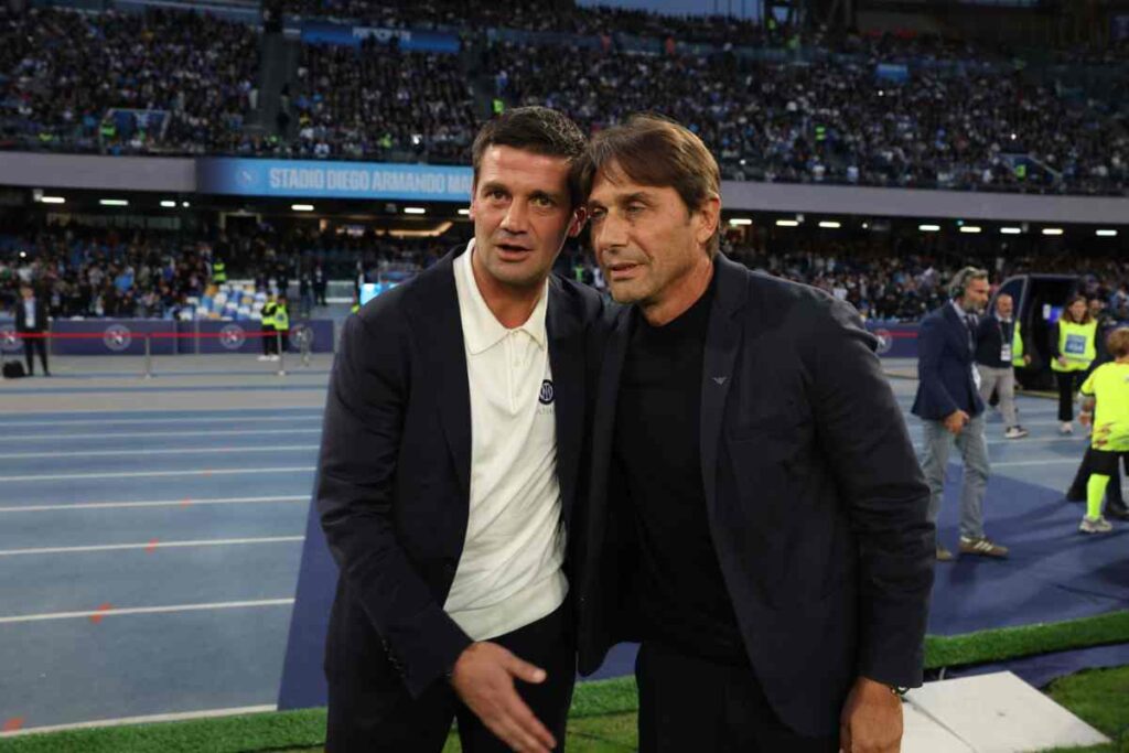 Antonio Conte e Cristian Chivu si salutano al Maradona prima del fischio d’inizio di Napoli-Inter in Serie A.