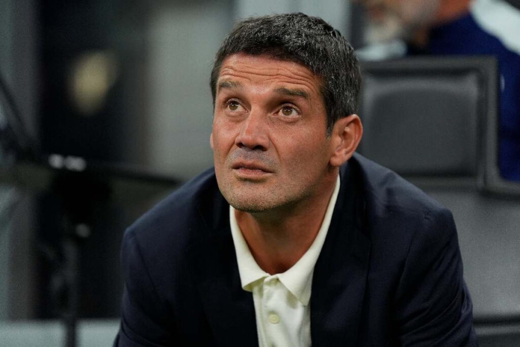 Cristian Chivu, allenatore dell’Inter, osserva la partita dalla panchina durante la stagione di Serie A 2025/2026.