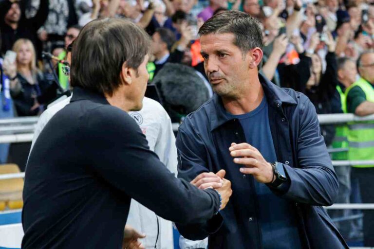 Antonio Conte e Cristian Chivu si stringono la mano a bordo campo prima di una partita tra Napoli e Parma.
