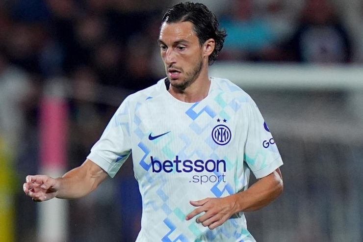 Matteo Darmian in azione con la maglia bianca dell’Inter durante una partita di Serie A 2025/2026.