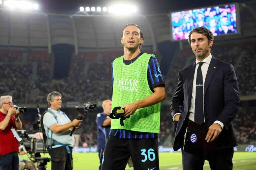 Matteo Darmian dell’Inter a bordo campo con la pettorina durante una partita di Serie A 2025/2026.