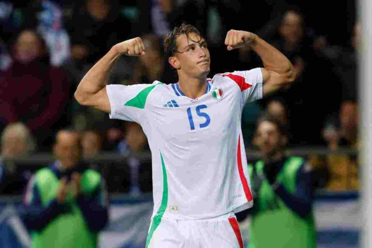 Pio Esposito esulta mostrando i muscoli dopo un gol con la maglia dell’Italia