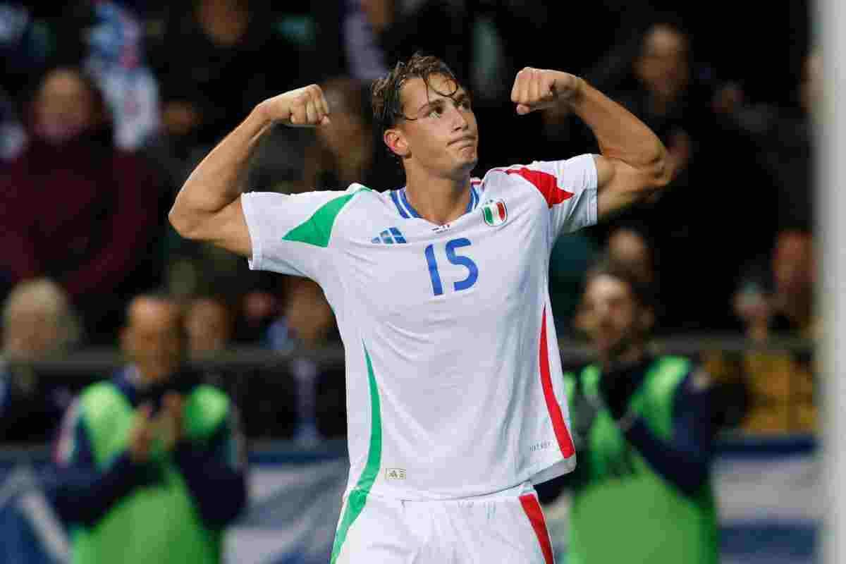 Pio Esposito esulta mostrando i muscoli dopo un gol con la maglia dell’Italia