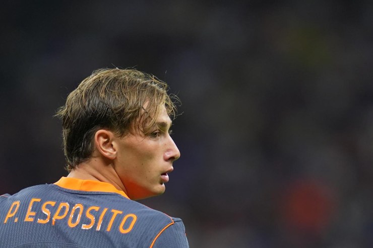 Pio Esposito, giovane attaccante dell’Inter, osserva il gioco durante una partita di Serie A.