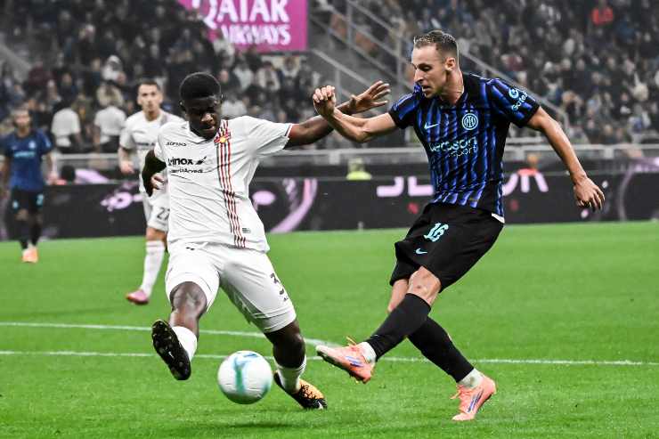 Davide Frattesi in azione durante una partita dell’Inter contro la Cremonese nella stagione 2025/2026, mentre si discute il suo rinnovo di contratto ancora in sospeso.