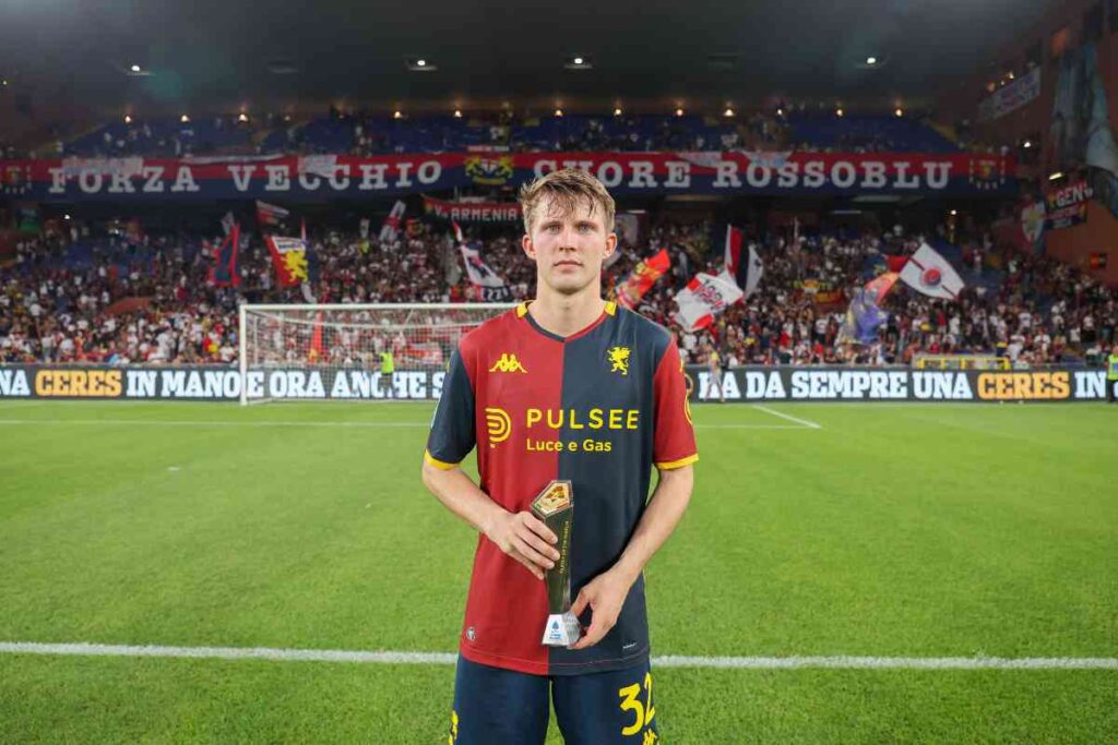 Morten Frendrup del Genoa posa con il premio MVP a fine partita di Serie A 2025/2026 allo stadio Luigi Ferraris di Genova.