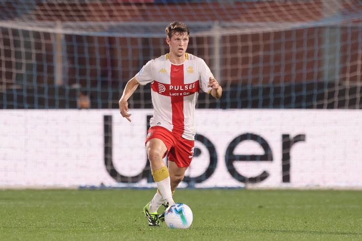 Morten Frendrup del Genoa controlla il pallone durante una partita di Serie A 2025/2026 con la maglia bianca da trasferta.