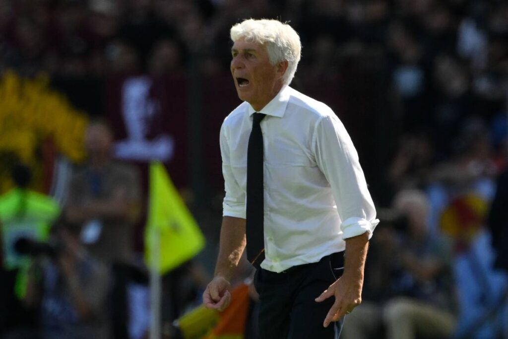 L’allenatore della Roma Gian Piero Gasperini dà indicazioni dalla panchina durante una partita di Serie A 2025