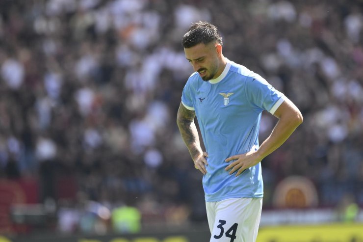 Gila della Lazio si dispera dopo aver subito un gol durante una partita di Serie A 2025/26.