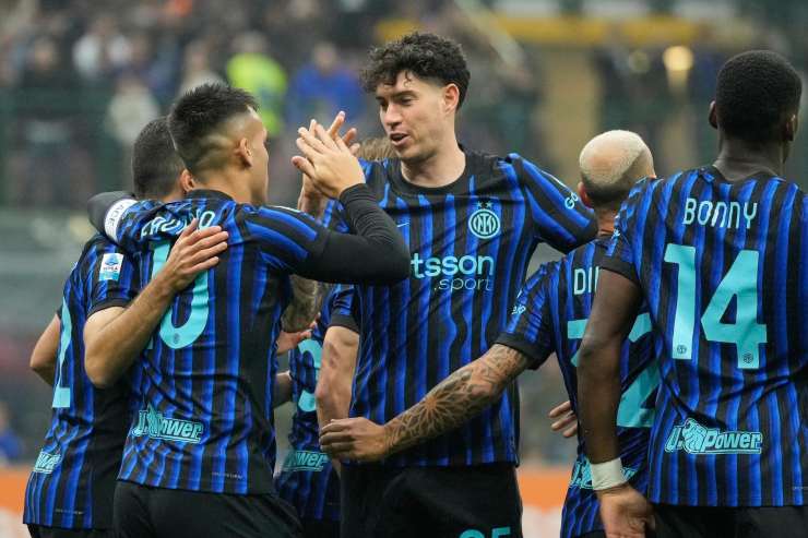 Giocatori dell’Inter esultano dopo il gol, abbraccio di squadra con Lautaro Martínez e compagni, Serie A 2025/26.