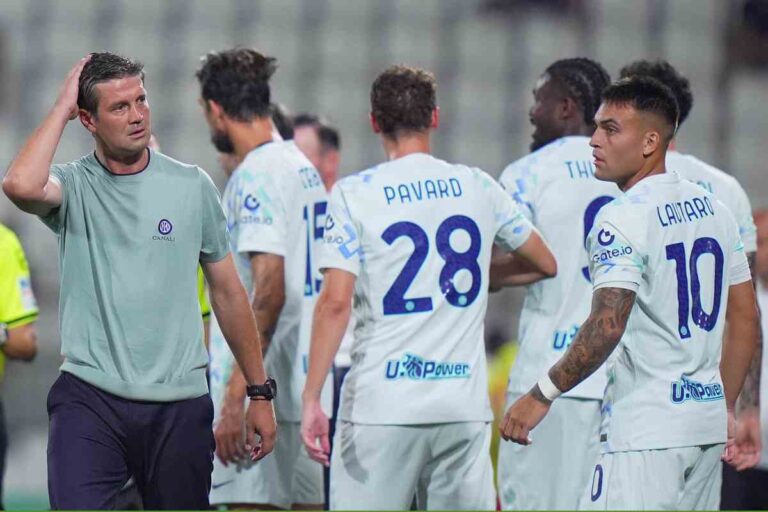 Cristian Chivu, allenatore dell’Inter, parla con i suoi giocatori durante una partita di Serie A 2025/26.