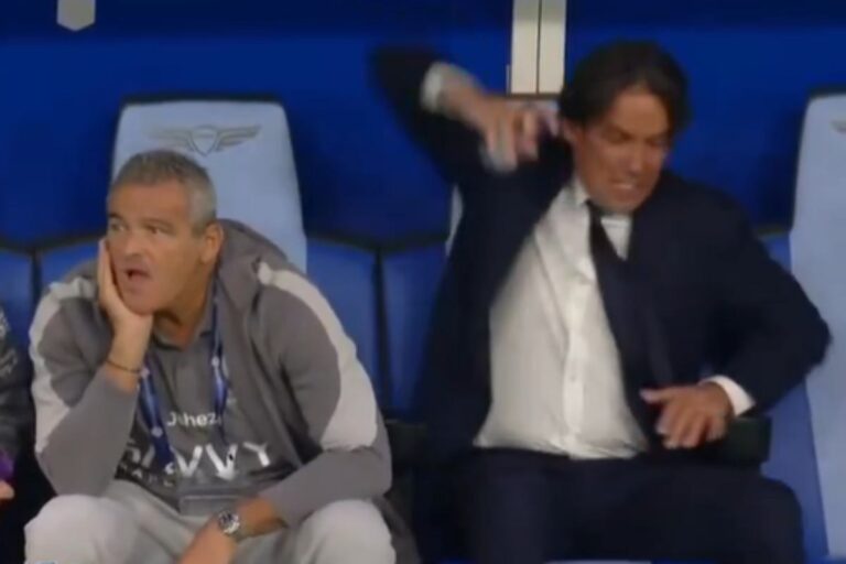 Simone Inzaghi reagisce con rabbia in panchina accanto al vice Massimiliano Farris durante una partita dell'Al Hilal.