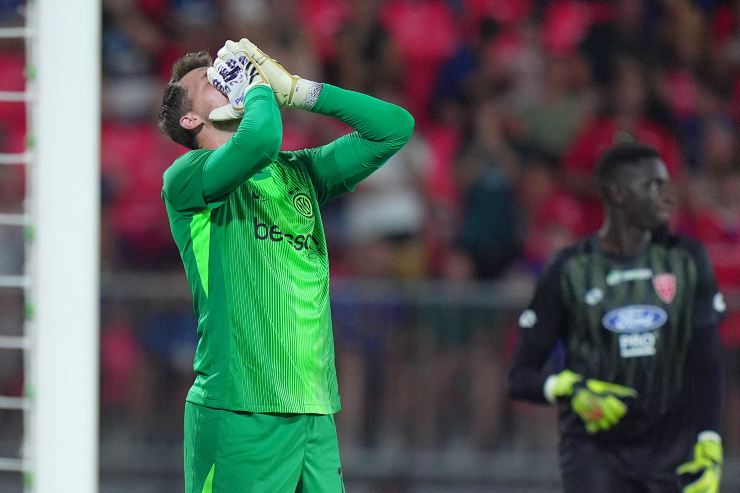 Josep Martínez, portiere dell'Inter, si dispera dopo aver subito un gol durante una partita di Serie A.