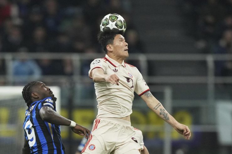 Kim Min-jae del Bayern Monaco colpisce di testa contrastato da Marcus Thuram dell’Inter durante una partita di Champions League.
