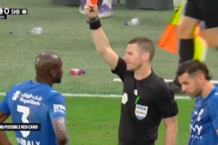L’arbitro mostra il cartellino rosso a Kalidou Koulibaly durante una partita, decisione contestata dai giocatori.