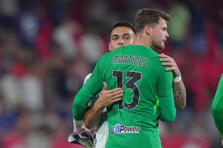 Josep Martínez, portiere dell'Inter, abbraccia il suo compagno di squadra dopo la vittoria in una partita di Serie A.