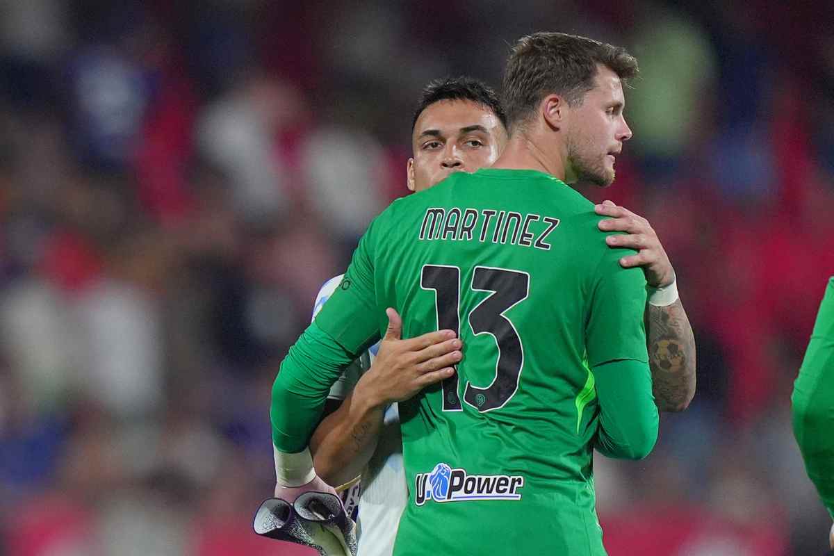 Josep Martínez, portiere dell'Inter, abbraccia il suo compagno di squadra dopo la vittoria in una partita di Serie A.