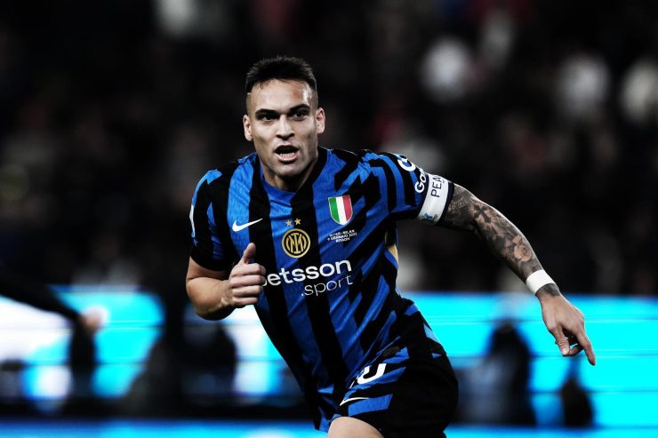 Lautaro Martínez, capitano dell’Inter, in azione durante una partita di Supercoppa Italiana 2025.