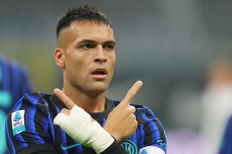 Lautaro Martínez, capitano dell’Inter, esulta dopo un gol durante una partita di Serie A 2025/26 allo Stadio San Siro.