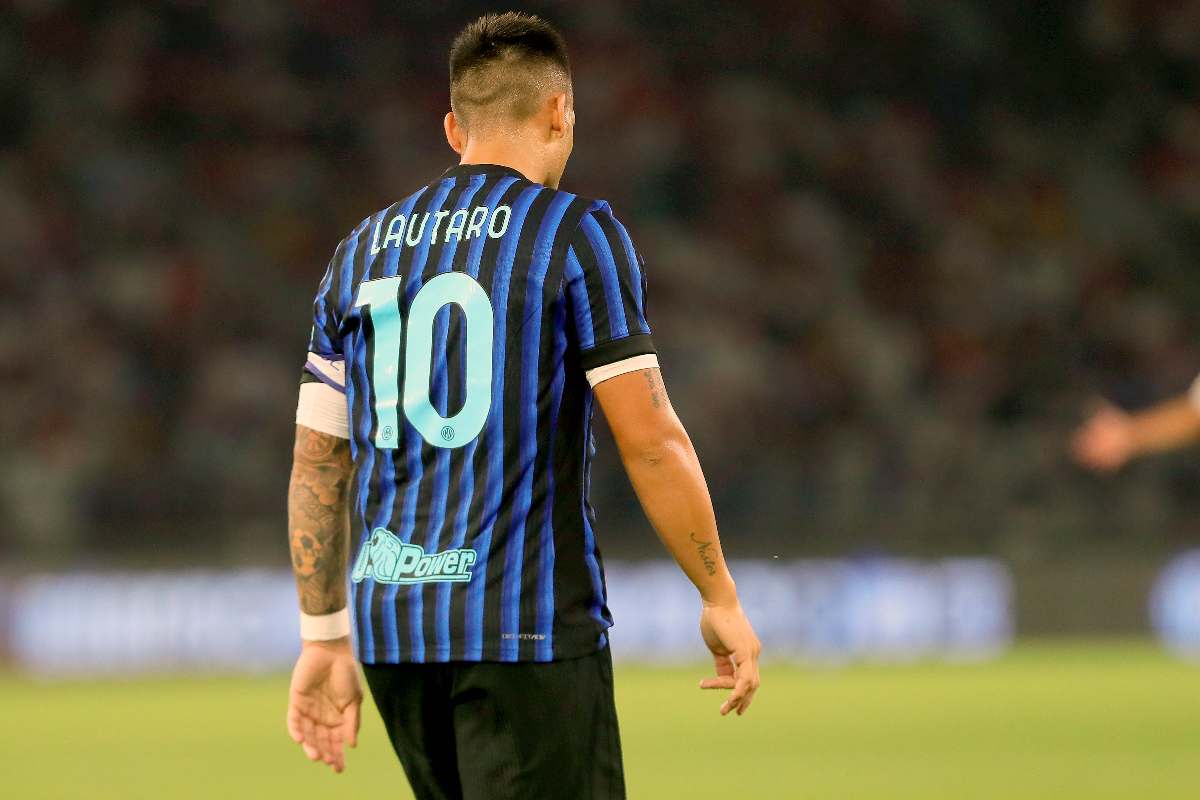 Lautaro di spalle