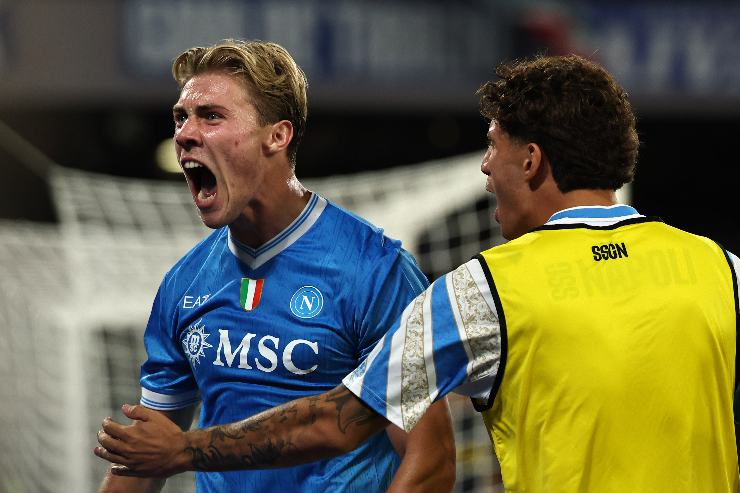 L'attaccante danese Rasmus Hojlund esulta dopo una rete messa a segno con la maglia del Napoli