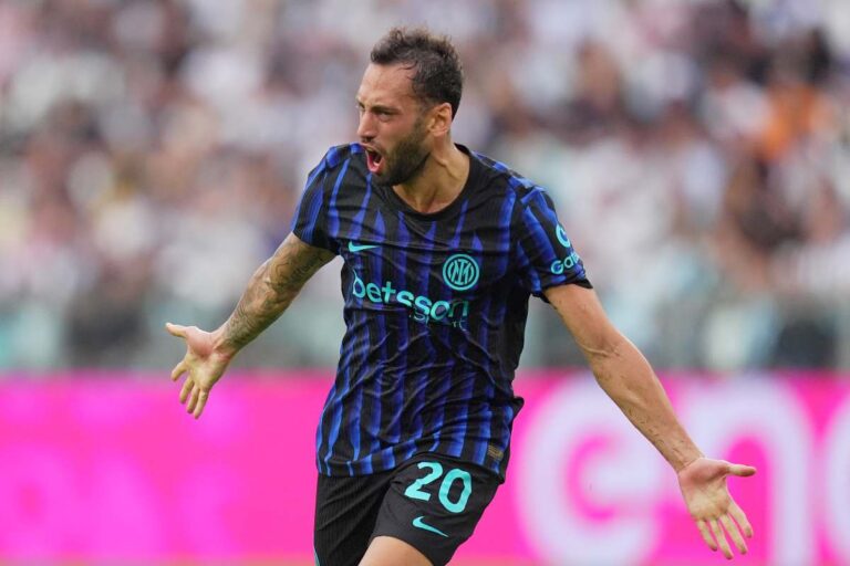 Il centrocampista dell'Inter Hakan Calhanoglu esulta dopo aver segnato un gol