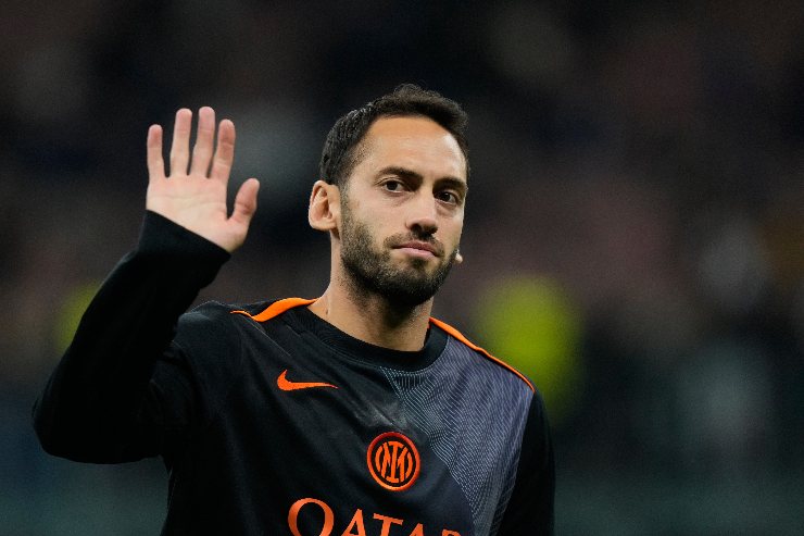Il centrocampista dell'Inter Hakan Calhanoglu in campo per il riscaldamento prepartita