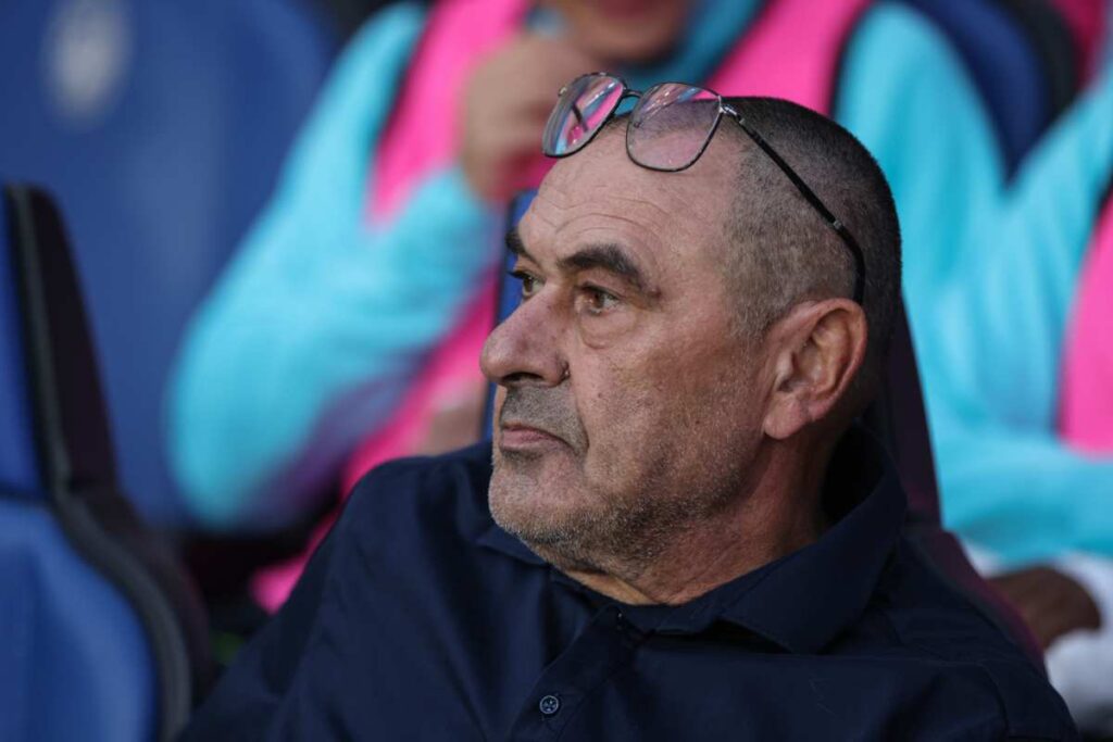 Maurizio Sarri, allenatore della Lazio, osserva la partita dalla panchina durante la stagione di Serie A 2025/26.
