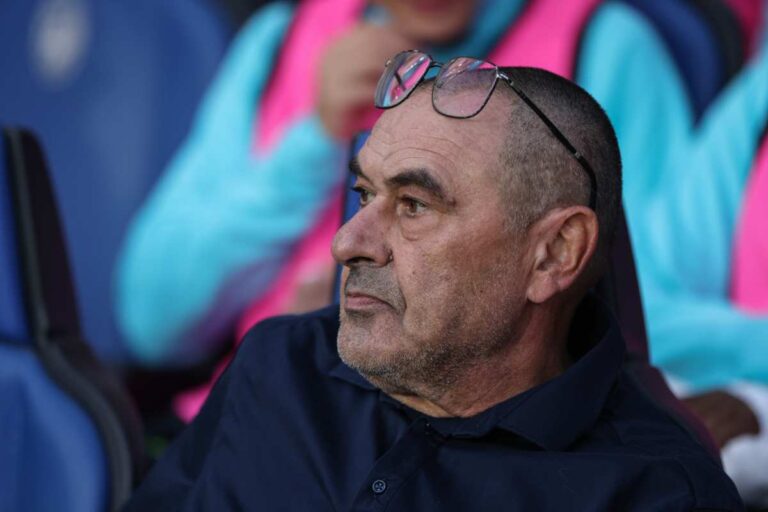 Maurizio Sarri, allenatore della Lazio, osserva la partita dalla panchina durante la stagione di Serie A 2025/26.