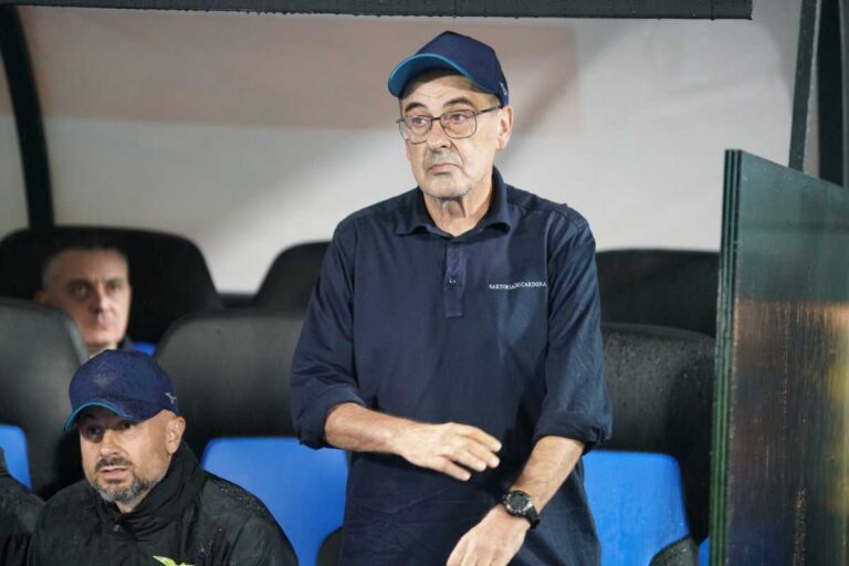 Maurizio Sarri, allenatore della Lazio, osserva la partita dalla panchina durante una sfida di Serie A 2025/26.