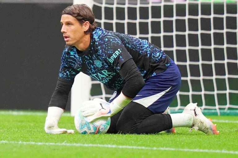 Yann Sommer durante il riscaldamento con l’Inter a San Siro, protagonista delle valutazioni del club per il futuro ruolo di portiere.