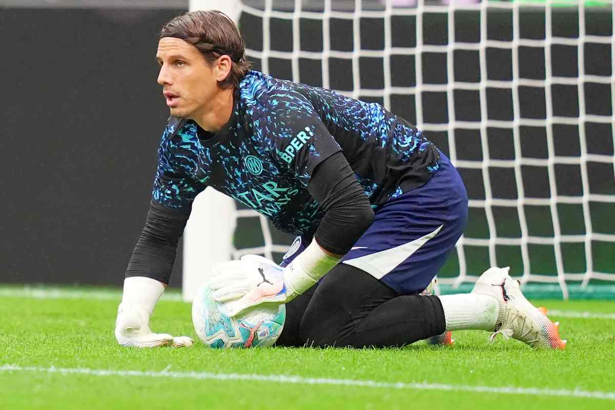 Yann Sommer durante il riscaldamento con l’Inter a San Siro, protagonista delle valutazioni del club per il futuro ruolo di portiere.