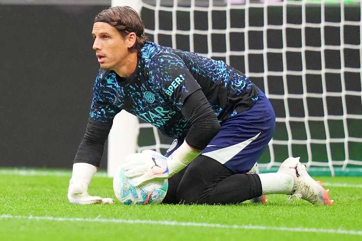 Yann Sommer, portiere dell’Inter, durante il riscaldamento prima di una partita di Serie A 2025/2026 allo stadio Giuseppe Meazza.