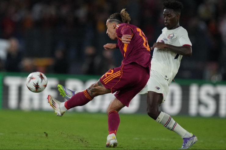 Il difensore della Roma Kostas Tsimikas calcia il pallone durante la partita di Europa League 2025 contro il Lille allo Stadio Olimpico di Roma.