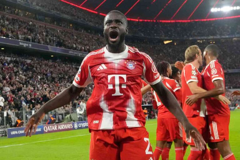 Il difensore Dayot Upamecano esulta in campo