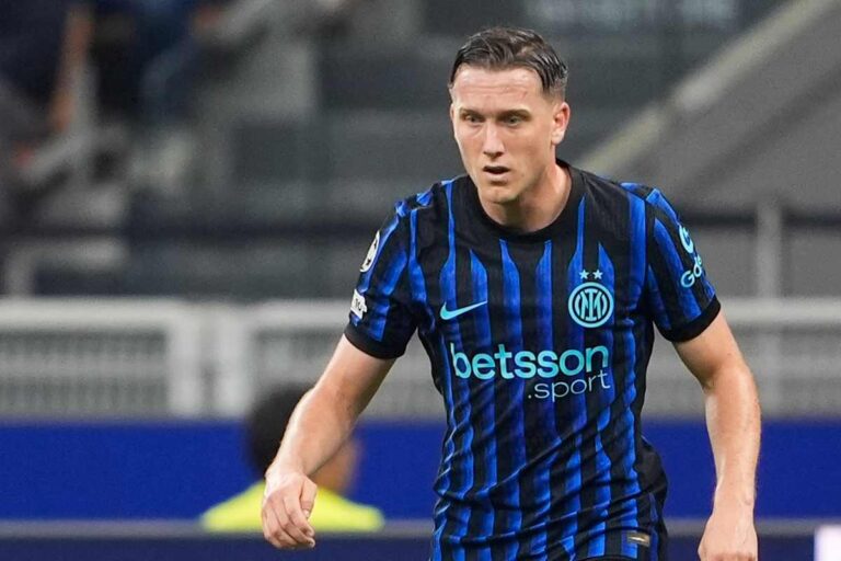 Piotr Zielinski in azione con la maglia dell’Inter durante la stagione 2025, concentrato in una partita di Serie A sotto la guida di Cristian Chivu.