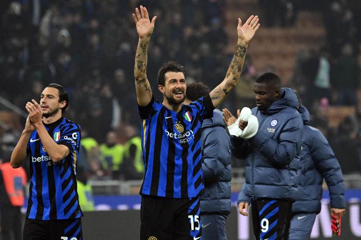 Acerbi con le braccia all'aria dopo una vittoria