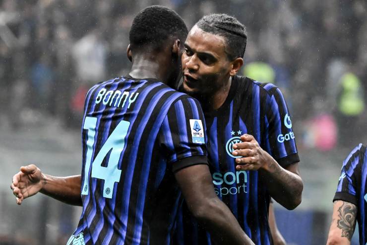 Akanji abbraccia Bonny dopo un gol siglato in Serie A
