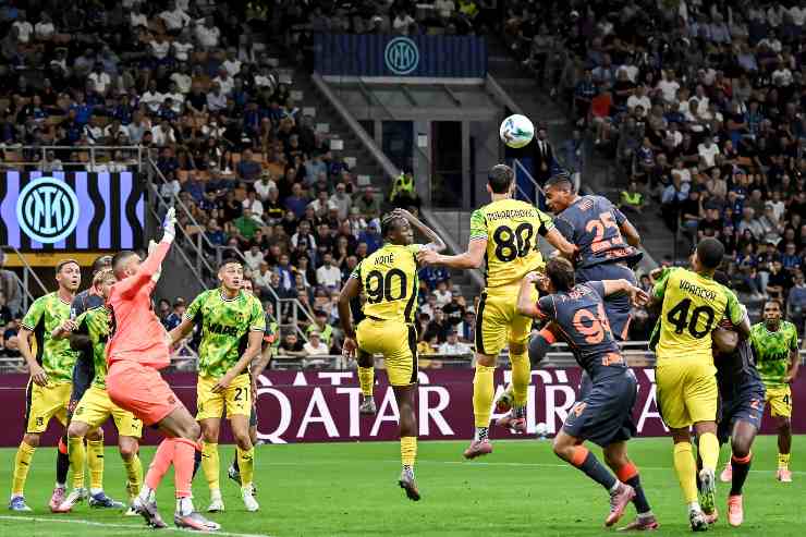 Akanji colpisce di testa un pallone difficile