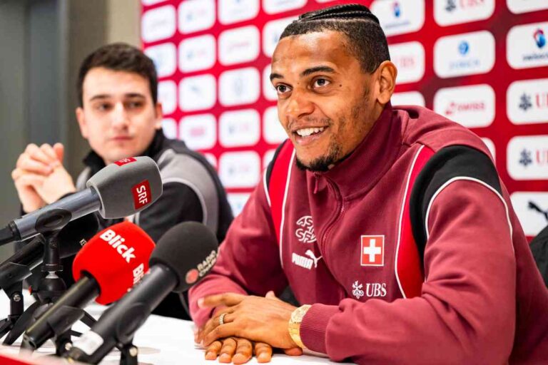 Akanji durante una conferenza stampa
