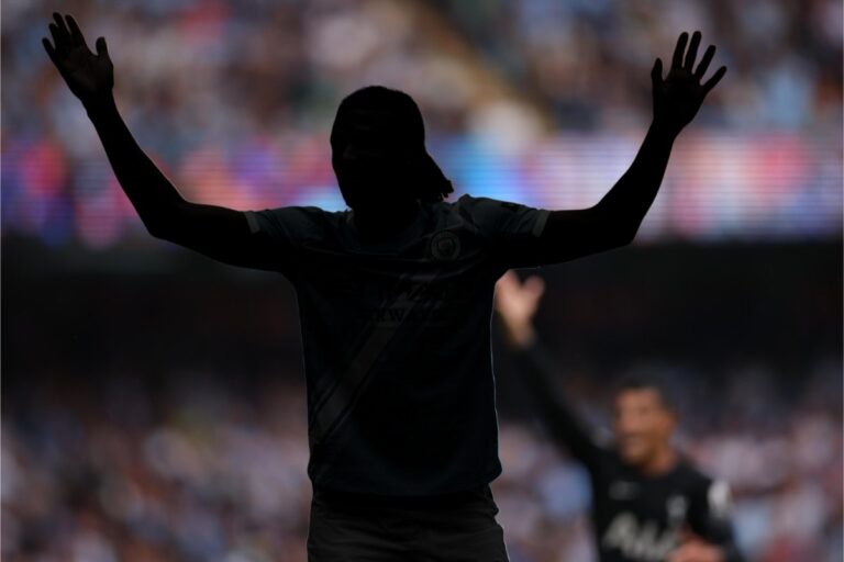 Ake si lamenta in campo durante Manchester City - Tottenham