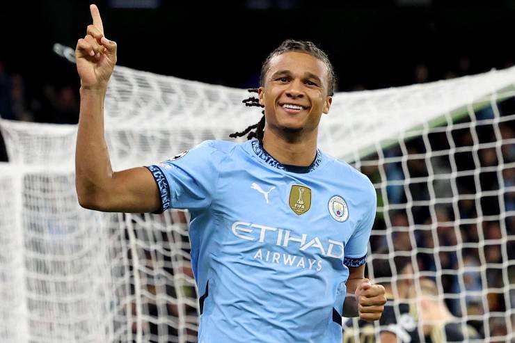 Ake esulta in campo durante Manchester City -Sparta Praga
