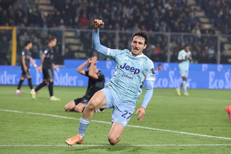 Andrea Cambiaso, terzino della Juventus, che esulta dopo il gol realizzato nel match contro la Cremonese