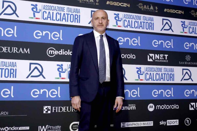 Piero Ausilio, direttore sportivo dell'Inter, posizionato davanti ai loghi ufficiali dell'Associazione Italiana Calciatori, durante un evento pubblico