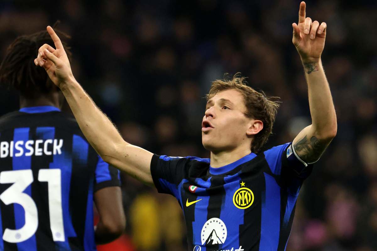 Barella esulta a San Siro durante un match di Serie A