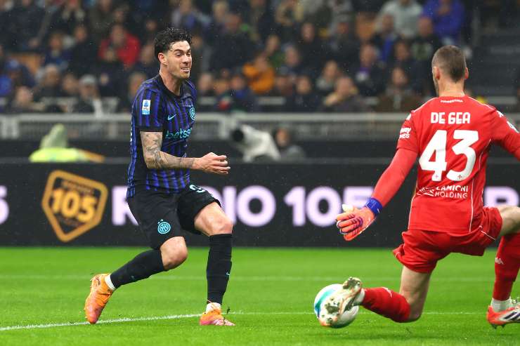 Bastoni durante il match tra Inter e Fiorentina