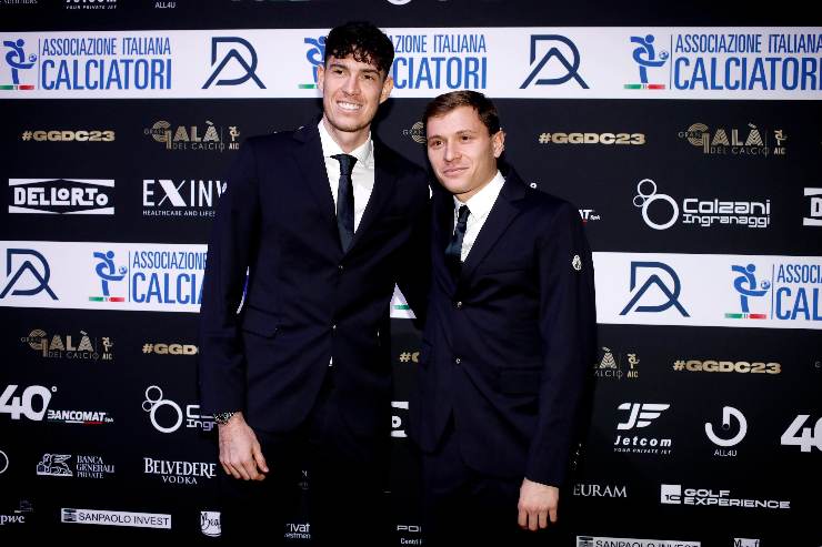Alessandro Bastoni e Nicolò Barella durante un evento di gala calcistico